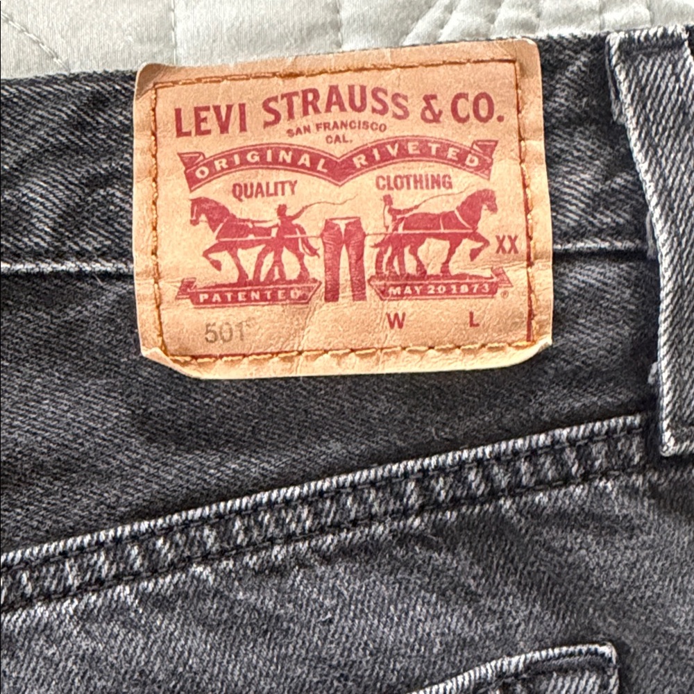 Levi's 501 Black Denim Distressed Women's Shorts Size 30 - Picture 2 of 10